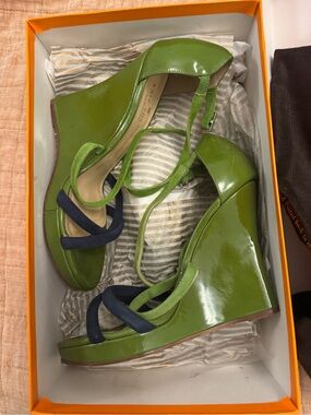 Kate Spade ♠️ Vanessa Green Patent Wedges with Navy accent Straps